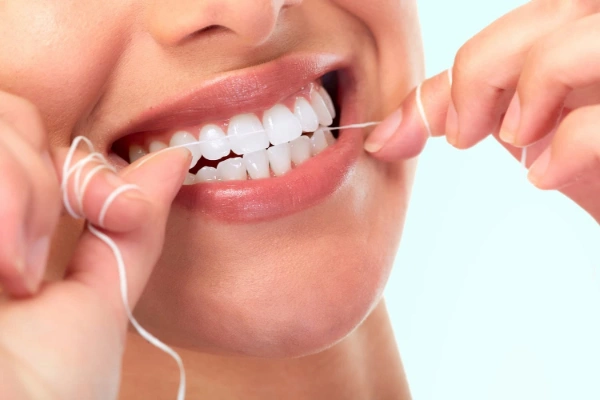 Cómo usar el hilo dental correctamente