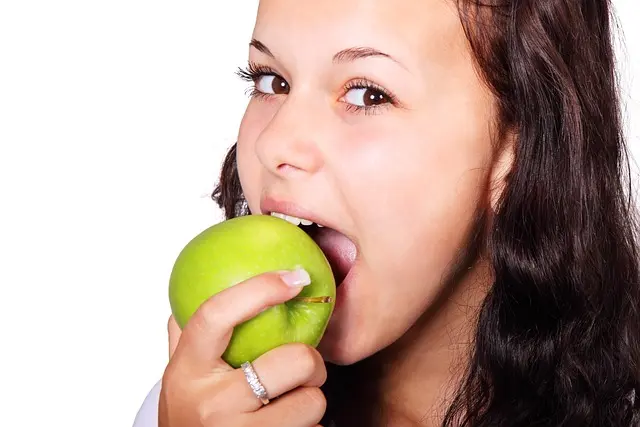 mujer mordiendo una manzana