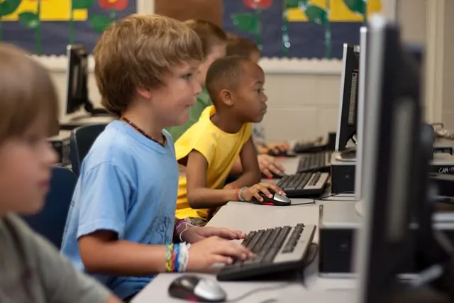 niños en computadoras