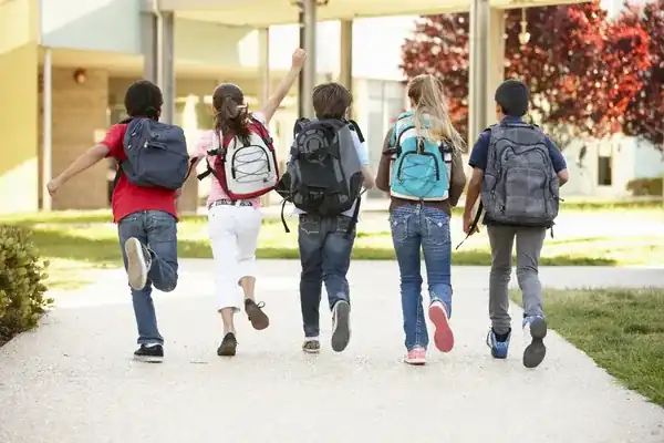 Niños jugando en el colegio, una señal de empatía en el aula