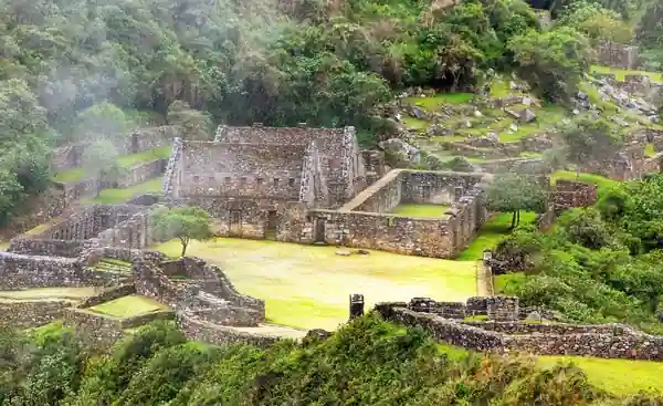 Vista aérea del templo de choquequirao, uno de los templos incas más deslumbrantes debido a su ubicación