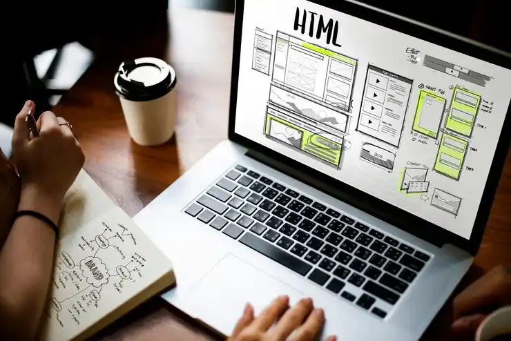 Persona desarrollando diseño de páginas web
