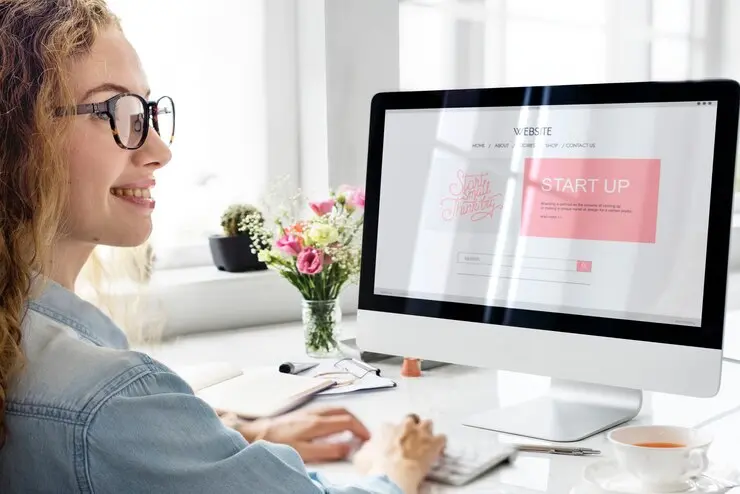 Persona haciendo diseño de página web