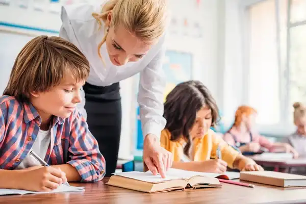 Profesora enseñando la empatía en el aula