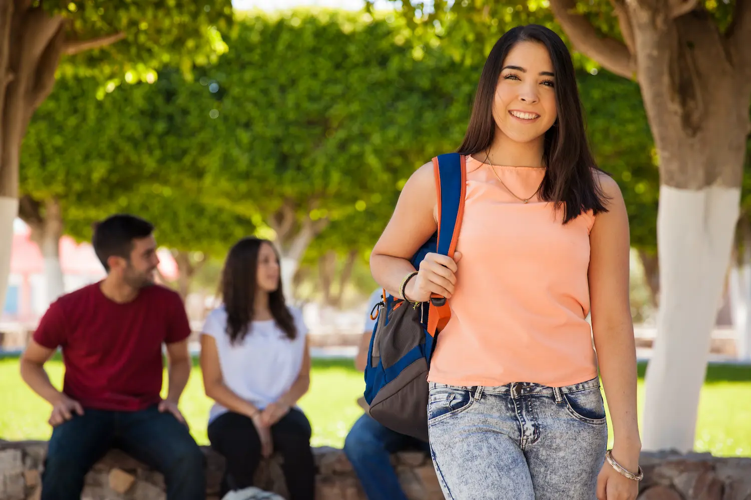 chica en la universidad que lleva una mochila escolar