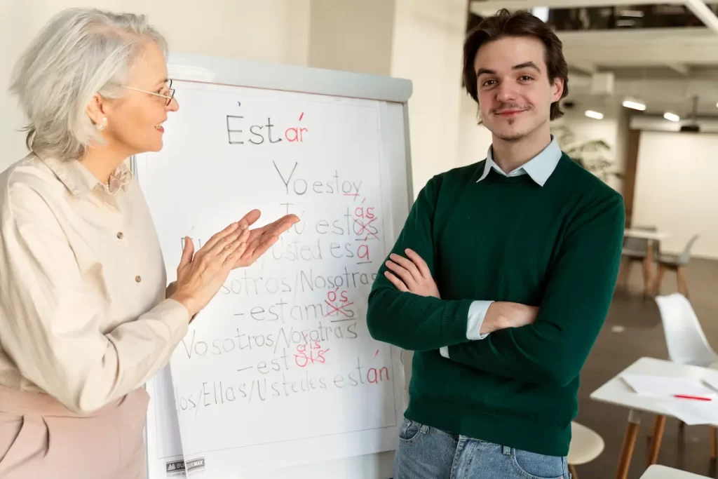 hombre-de-tiro-medio-corrigiendo-errores-gramaticales