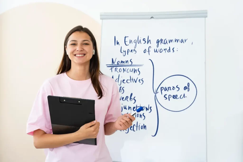mujer-joven-ensenando-lecciones-de-ingles