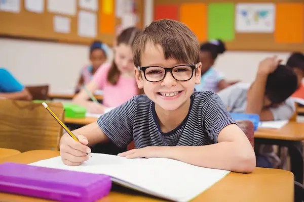 Uso-adecuado-de-lentes-recetados-para-los-cuidados-de-la-vista-para-ninos