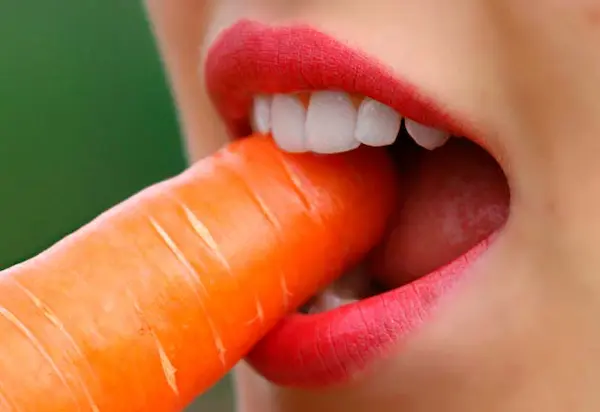 Alimentos que ayudan a limpiar los dientes naturalmente