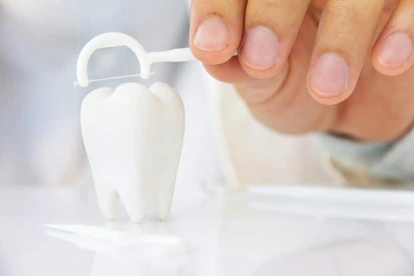 Beneficios de usar el hilo dental correctamente