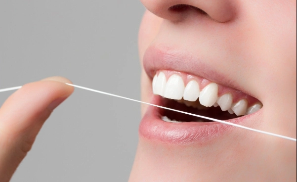 Cómo usar el hilo dental correctamente: técnica paso a paso