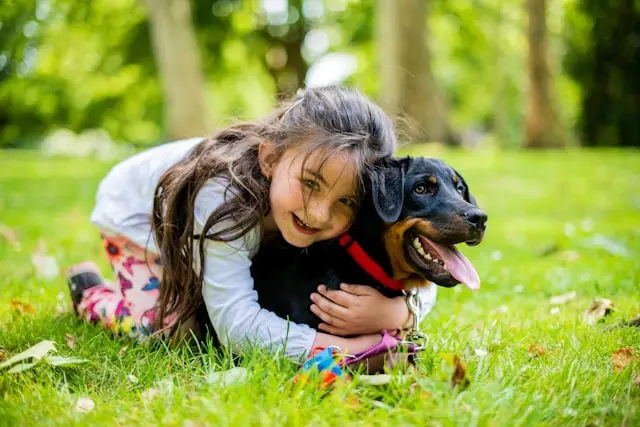 niña abrazando a un perro