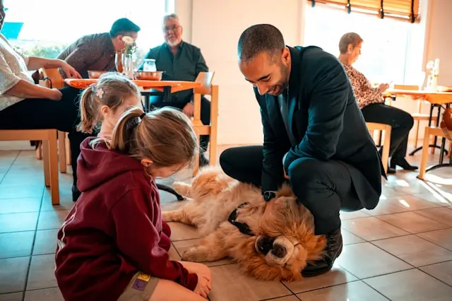 niños con un perro en la escuela